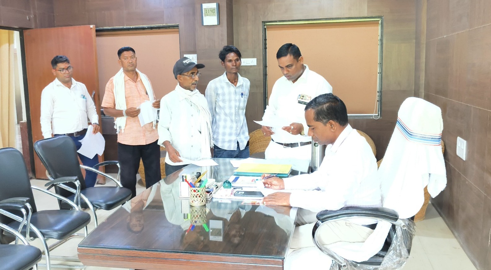 अपर कलेक्टर गुड्डूलाल जगत ने जनदर्शन में सुनी आमजन की समस्याएं,40 आवेदनों पर त्वरित कार्यवाही के निर्देश