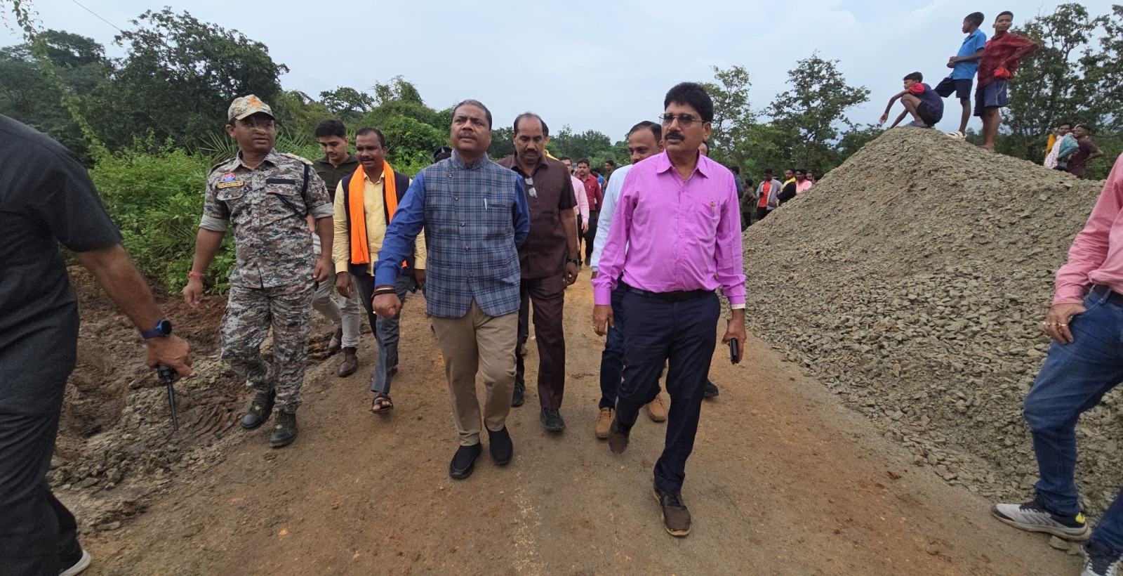 अति वृष्टि से बाधित एनएच मार्ग की मरम्मत कार्य जारी,दंतेवाड़ा प्रभारी मंत्री केदार कश्यप सहित आला अधिकारी पहुंचे निरीक्षण हेतु