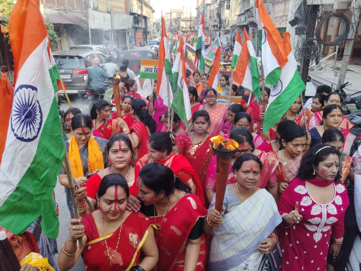 सेना के सम्मान में नारी शक्ति मैदान में राष्ट्रीय सुरक्षा के लिए एकजुट होकर शहर की महिलाओं ने निकली सिंदूर तिरंगा यात्रा