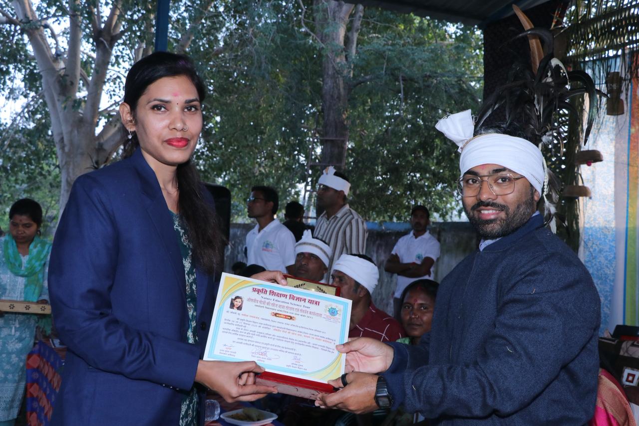 औषधीय खोज यात्रा में कांकेर कलेक्टर ने किया जिले की व्याख्याता समीक्षा गायकवाड़ को सम्मानित