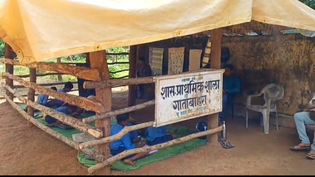 ये कैसी शिक्षा व्यवस्था ? खल्लारी के तीन स्कूल दो भवन नही एक मे शिक्षक आदिवासी बच्चो का भविष्य अंधकारमय 