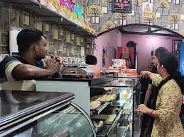 त्यौहारी सीजन को देखते हुए होटलों में खाद्य विभाग की रेड, मिठाइयों के सैंपल लिए गए