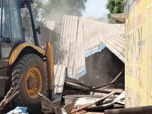 समोदा में प्रशासन ने की बड़ी कार्रवाई,अफीम किसान ताम्रकार के दुकान पर चला बुलडोजर