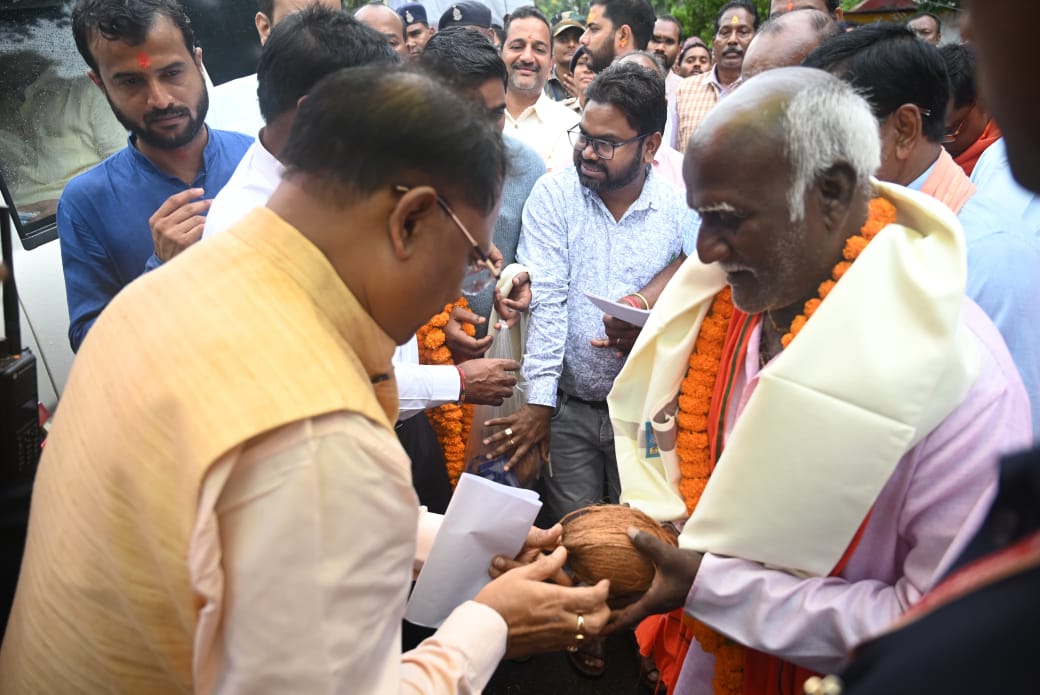  मुख्यमंत्री साय के हाथो दिव्यांगजनों को मिला निःशुल्क बस पास