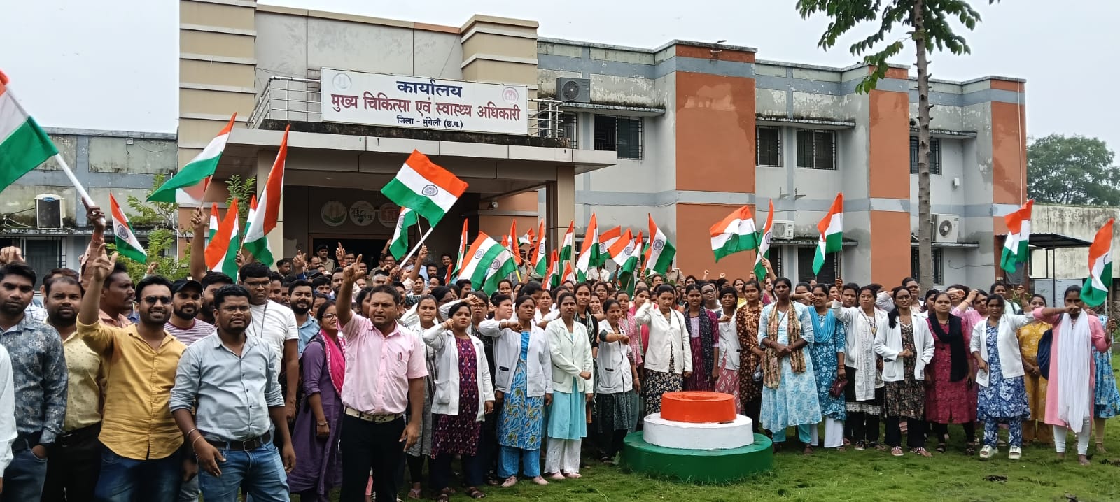 नियमितीकरण सहित 10 सूत्रीय मांगों को लेकर हड़ताल – सामूहिक इस्तीफे सौंपे एनएचएम कर्मियों ने