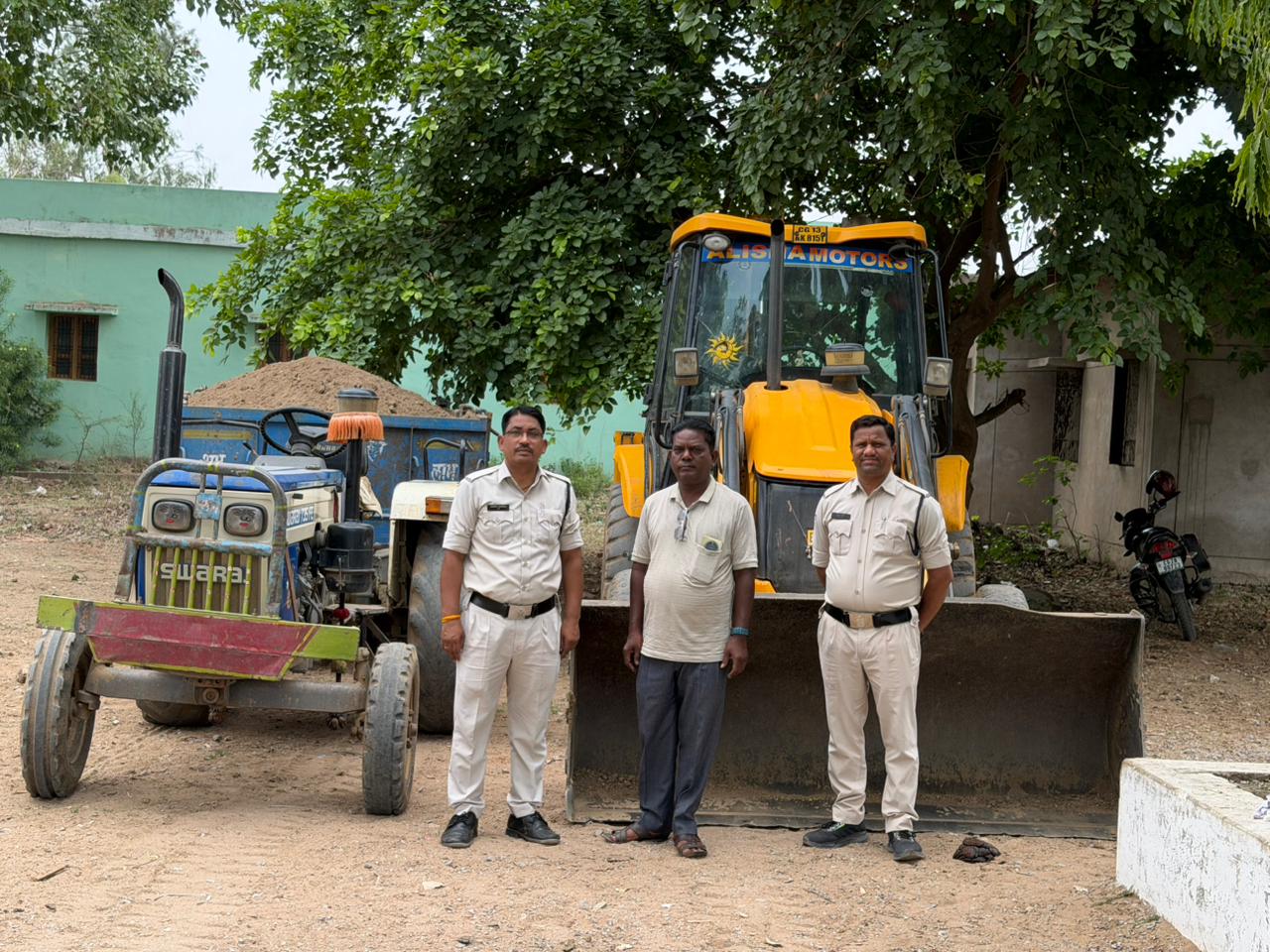 नहर क्षेत्र में अवैध मुरुम उत्खनन पर हुई कार्रवाई, जेसीबी और ट्रैक्टर-ट्रॉली जब्त