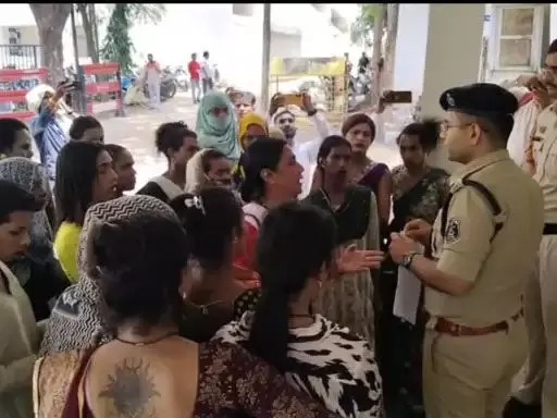 किन्नरों ने पुलिसवालों पर बेरहमी से पिटाई करने का लगाया आरोप