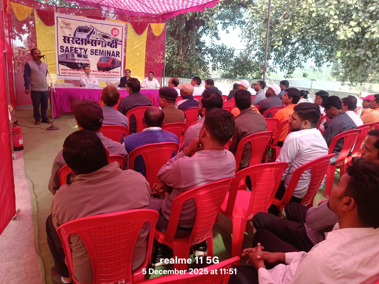 दक्षिण पूर्व मध्य रेलवे रायपुर रेल मंडल में ट्रेनों के सुरक्षित परिचालन को लेकर मरौदा स्टेशन में संरक्षा सेमिनार का आयोजन किया गया
