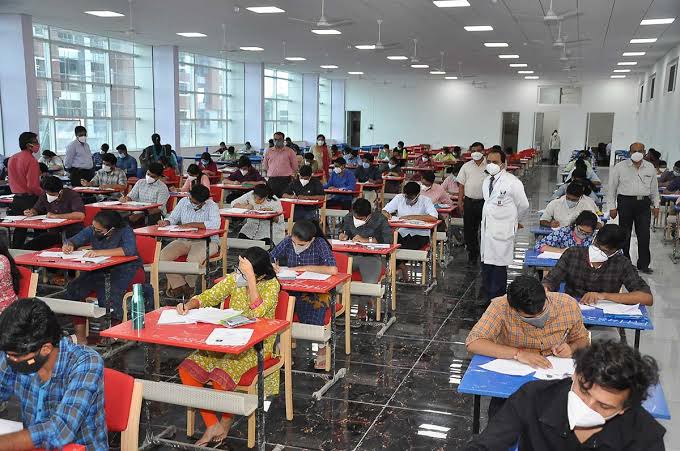 JEE mains 2025, एग्जाम पाली 01 सम्पन्न,  फिजिक्स और मैथेमेटिक सेक्शन स्टूडेंट के लिए रहे easy...