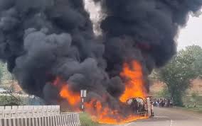 CG:डीजल टैंकर अनियंत्रित होकर पलटी, नेशनल हाईवे में मचा हड़कंप