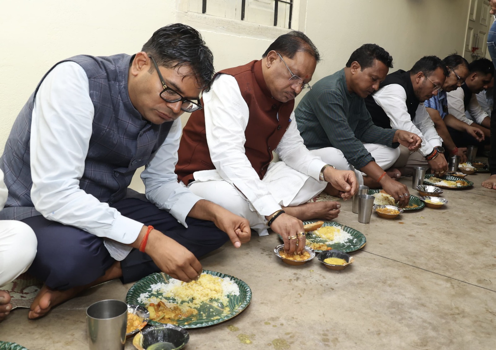 मुख्यमंत्री विष्णु देव साय ने पंगत में बैठकर भंडारा प्रसाद ग्रहण किया