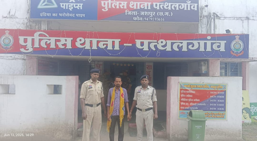 पुलिस ने बच्चे को पेड़ में बांधकर प्रताड़ित करने वाले आरोपी को किया गिरफ्तार
