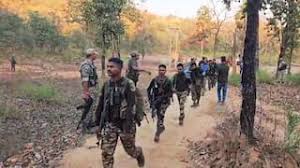 बीजापुर जिले में सुरक्षाबलों और नक्सलियों के बीच मुठभेड़, दो जवान घायल