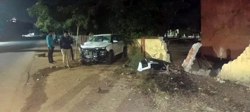 भीषण सड़क हादसे के दौरान बाइक सवार युवक की मौत