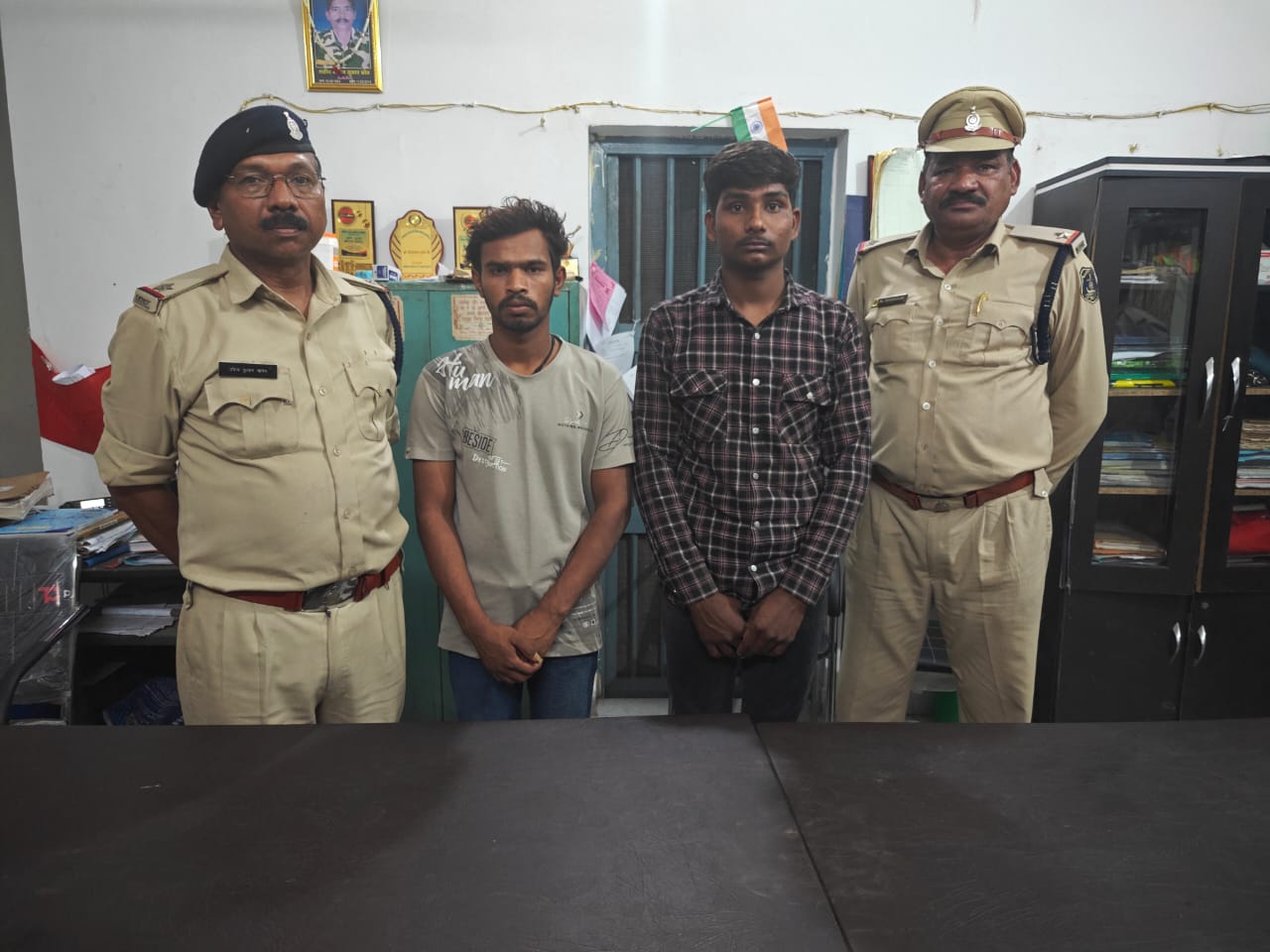 सब्जी लेने जा रहे आदमी सेे लूट करने वाले 02 लूटेरो को थाना बाराद्वार पुलिस द्वारा किया गिरफ्तार 