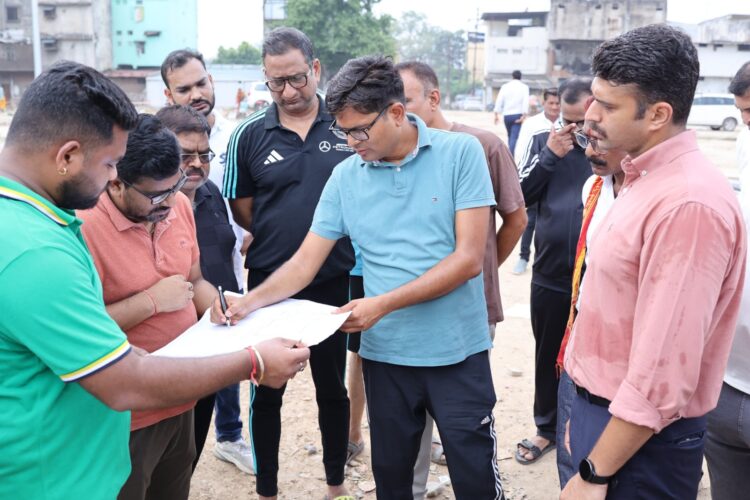 वित्त मंत्री ओ.पी.चौधरी रायगढ़ में चल रहे प्रोजेक्ट्स की प्रगति का जायजा लेने पहुंचे