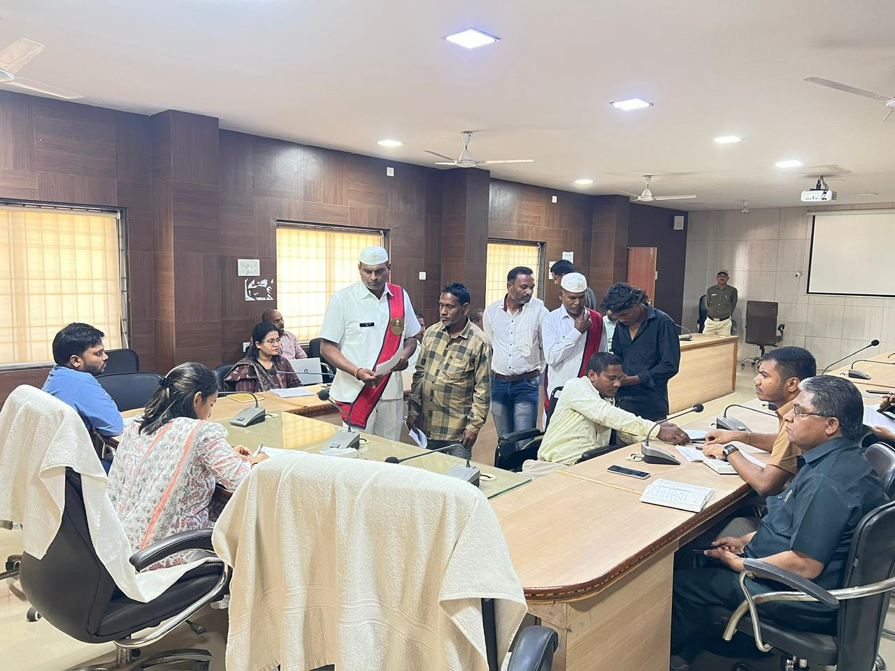 जनदर्शन में कलेक्टर प्रतिष्ठा ममगाईं ने आमजन की समस्याएं सुनीं