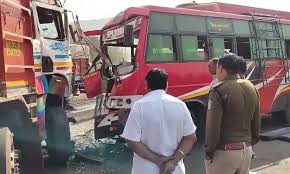 यात्री बस और ट्रक की आमने- सामने से भिड़ंत,15 लोग हुए जख्मी, ड्राइवर मौके से फरार 