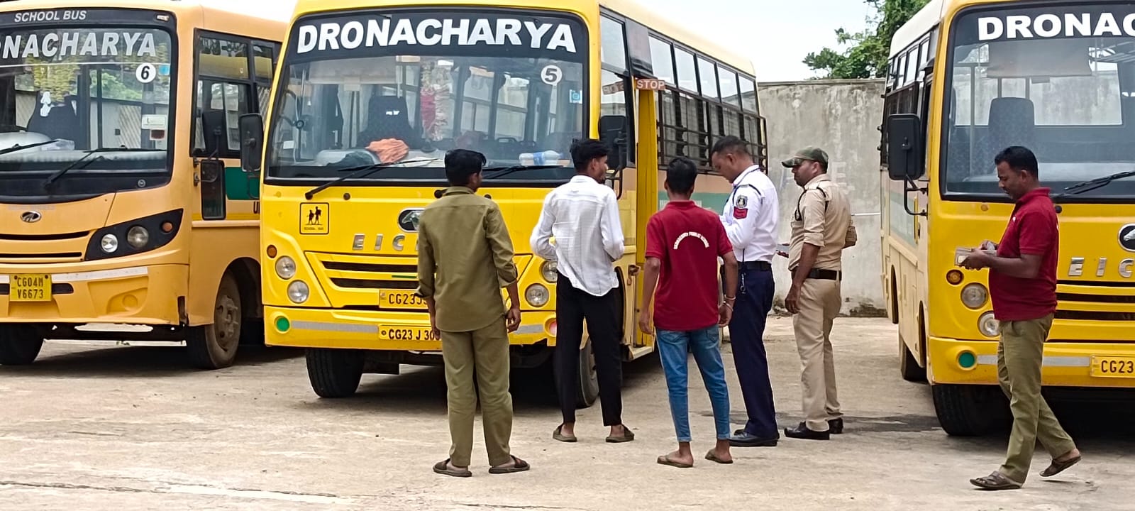 गरियाबंद में बड़ा एक्शन! 18 स्कूल बसों की जांच में 6 पर जुर्माना, 7 नाबालिग वाहन चालक भी पुलिस के शिकंजे में