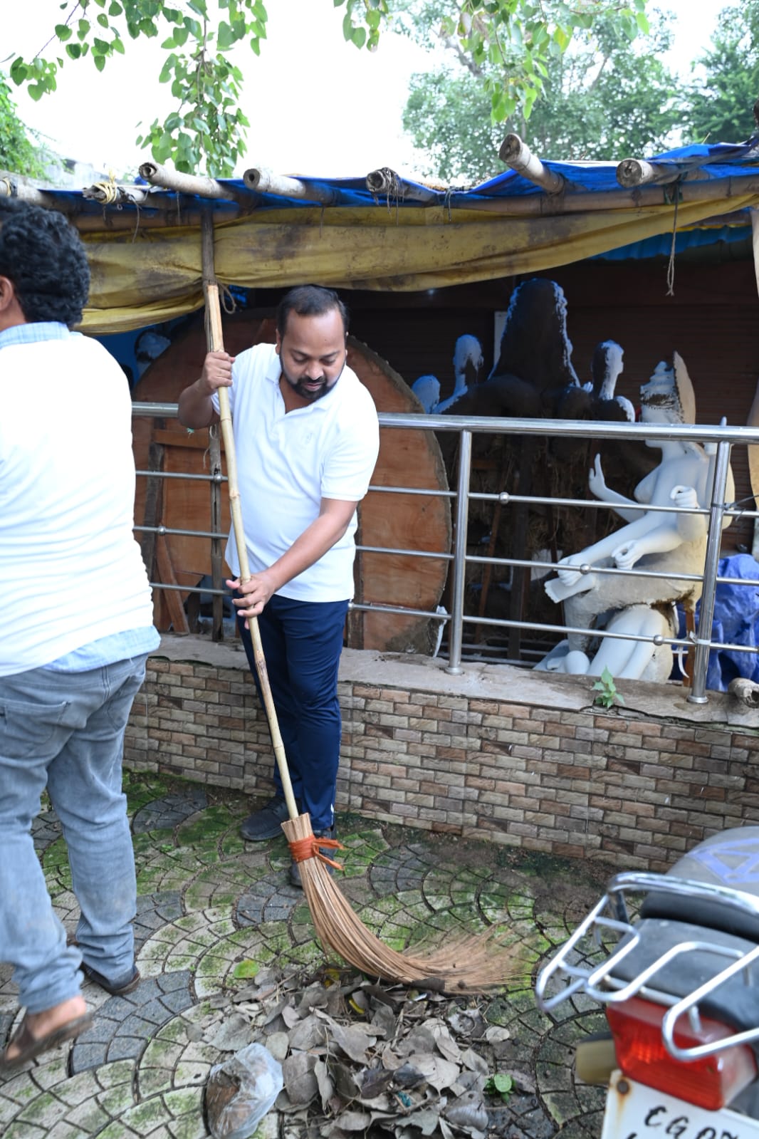 प्रधानमंत्री नरेंद्र मोदी के जन्मदिन पर आयोजित सेवा पखवाडा अंतर्गत स्वच्छता अभियान में शामिल हुए विधायक दीपेश साहू