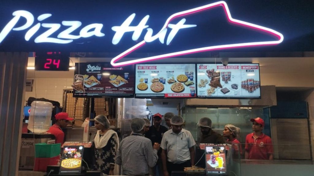 Magneto Mall के KFC, Pizza Hutt और Momos Adda पर खाद्य विभाग का छापा