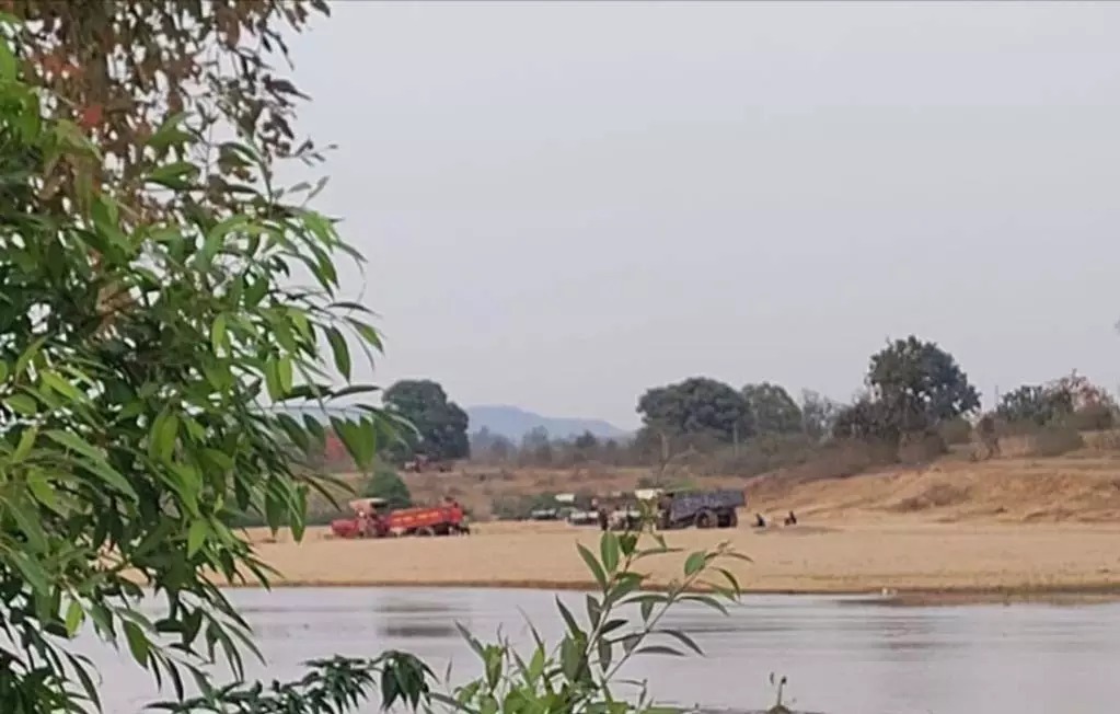 रेत माफिया पर चला डंडा: केवई नदी में अवैध उत्खनन, 1 लाख का फाइन