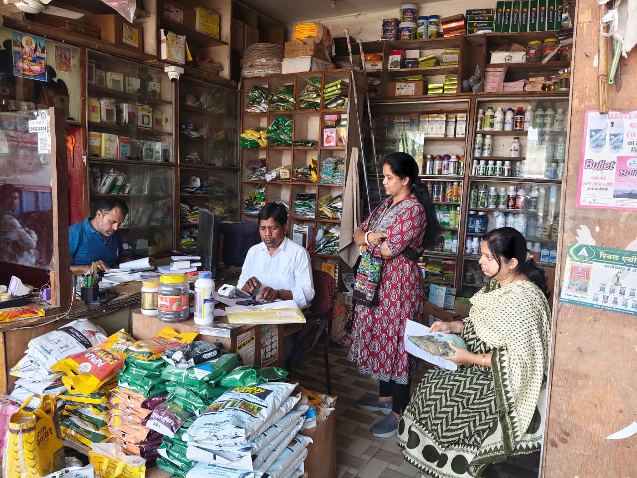 खाद वितरण में गड़बड़ी : दो दुकानों पर 21 दिन की बिक्री पर रोक