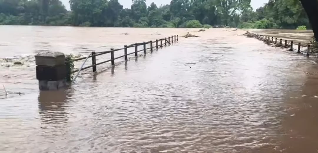 शबरी का जल स्तर बढा़ झापरा पुल के उपर से बह रहा पानी