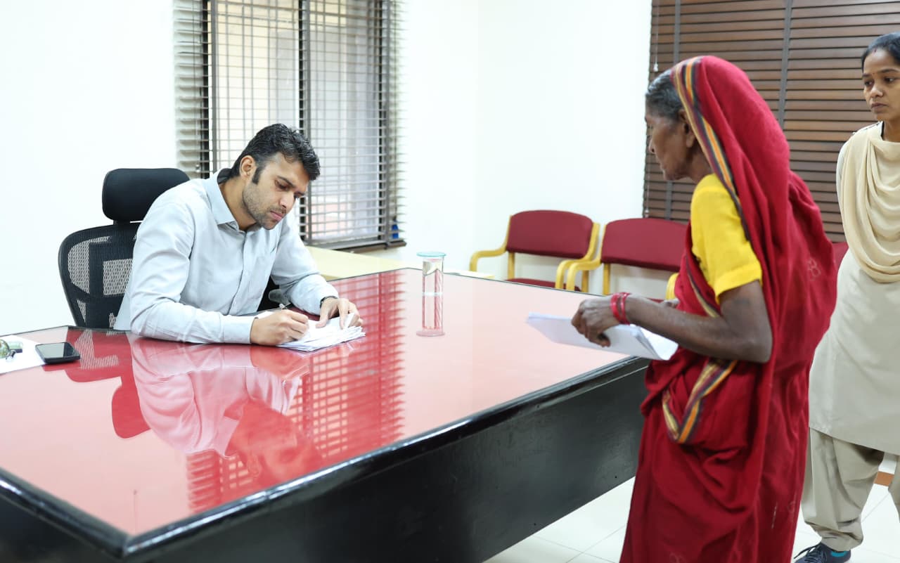 जनदर्शन में लोगों की शिकायतें सुनी गईं, अधूरे नल-जल कार्य और अवैध कब्जे पर प्रशासन सख्त