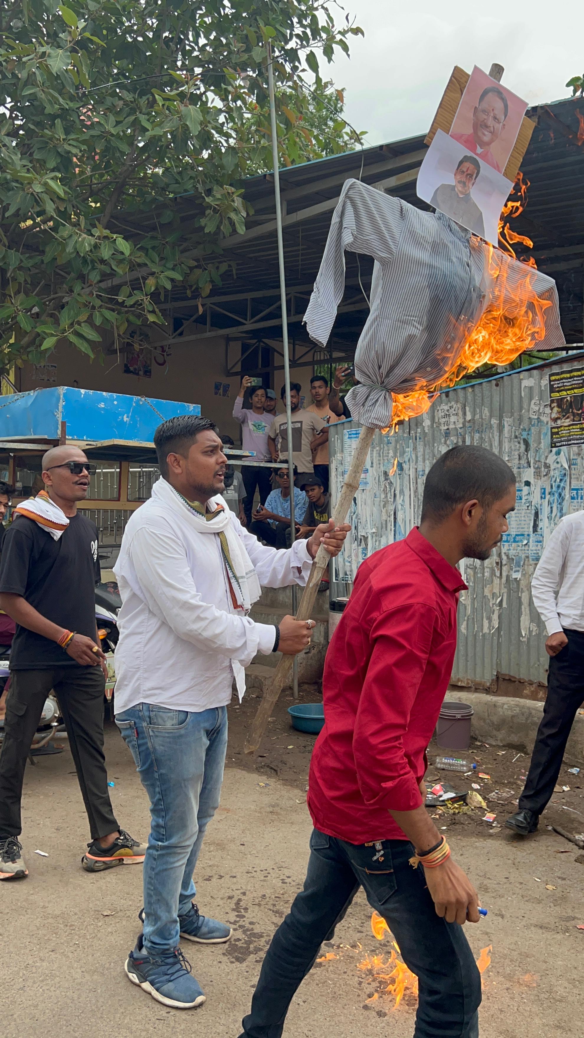 प्रदेश में बढ़ते आपराधिक मामले एवं लाचार कानून व्यवस्था के खिलाफ राजनांदगांव एनएसयूआई ने फुका मुख्यमंत्री और ग्रहमंत्री का पुतला 