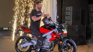 Aprilia Tuono 457 बाइक हुई भारत में लॉन्‍च,जानें कितना दमदार है इंजन और कैसे हैं फीचर्स