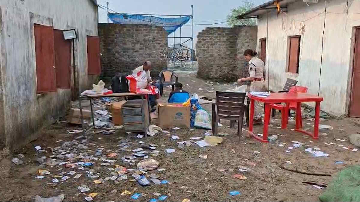 ब्रेकिंग न्यूज़ :पुलिस की दबिश,236 जुआरियों से दो लाख रुपए बरामद…