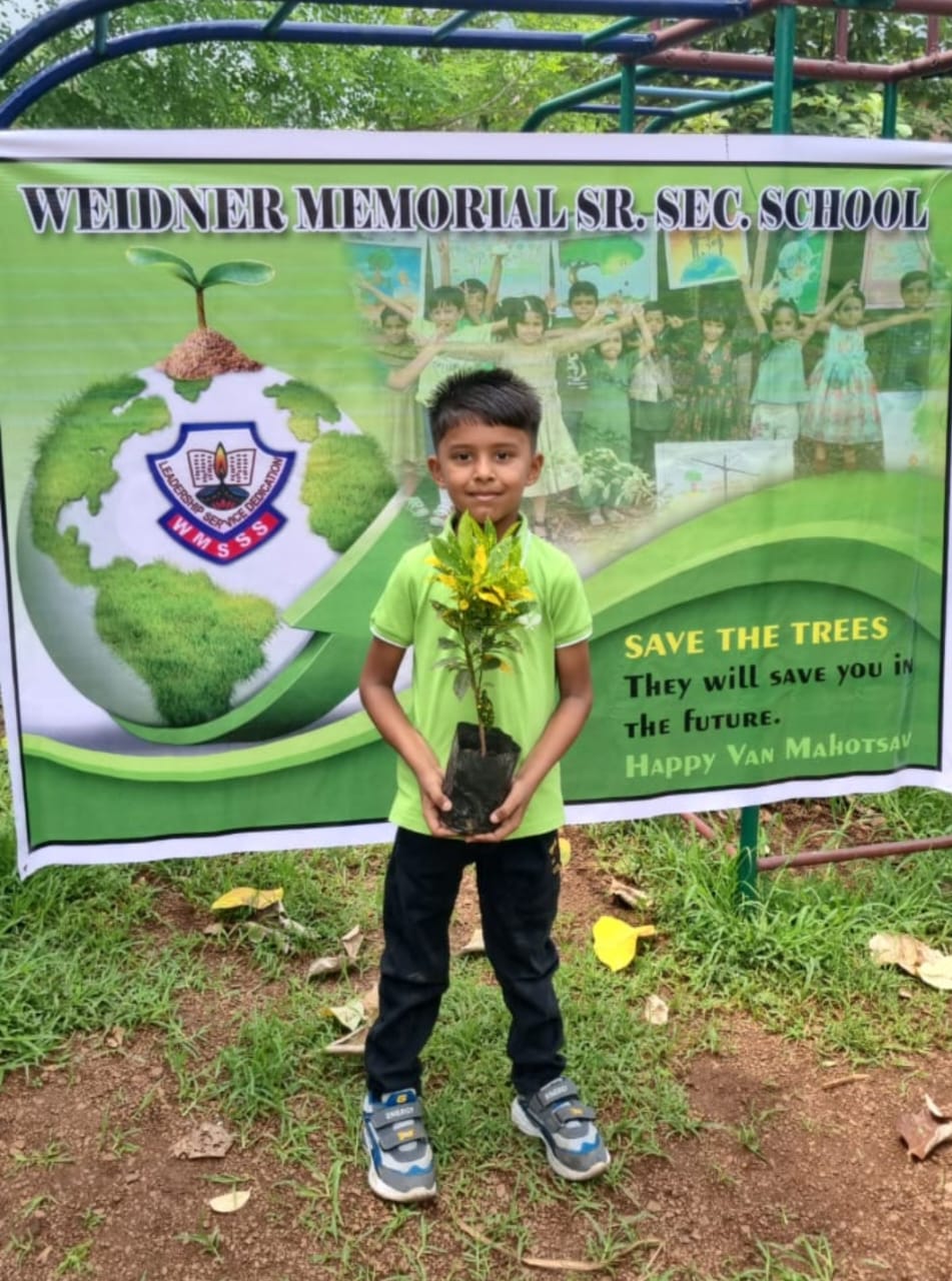 सौम्य खोबरागड़े ने अपने स्कूल में किया पौधारोपण, दूसरे बच्चों के लिए भी है अनुकरणीय