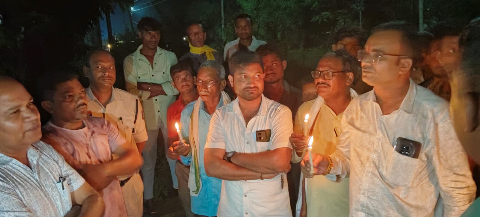 बिजली कटौती की समस्या को लेकर ग्रामीणों के साथ चुम्मन साहू पहुंचे बिजली आफिस,मोमबत्ती जलाकर किया विरोध प्रदर्शन 
