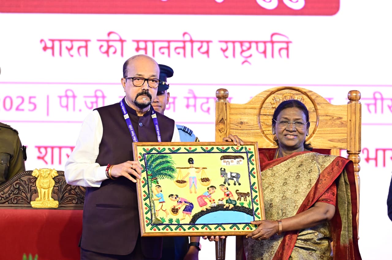  राष्ट्रपति मुर्मु के छत्तीसगढ़ आगमन पर राज्यपाल ने भेंट की भित्ती चित्रकारी की पेंटिंग