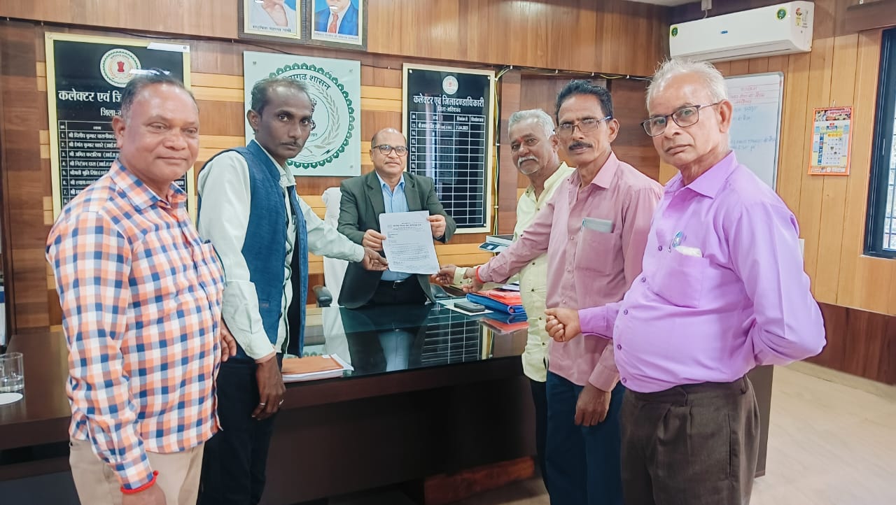भारतीय किसान संघ गरियाबंद द्वारा धान खरीदी समय सीमा 15 फरवरी तक बढ़ाने एवं विभिन्न समस्याओं को लेकर कलेक्टर को सौंपा ज्ञापन