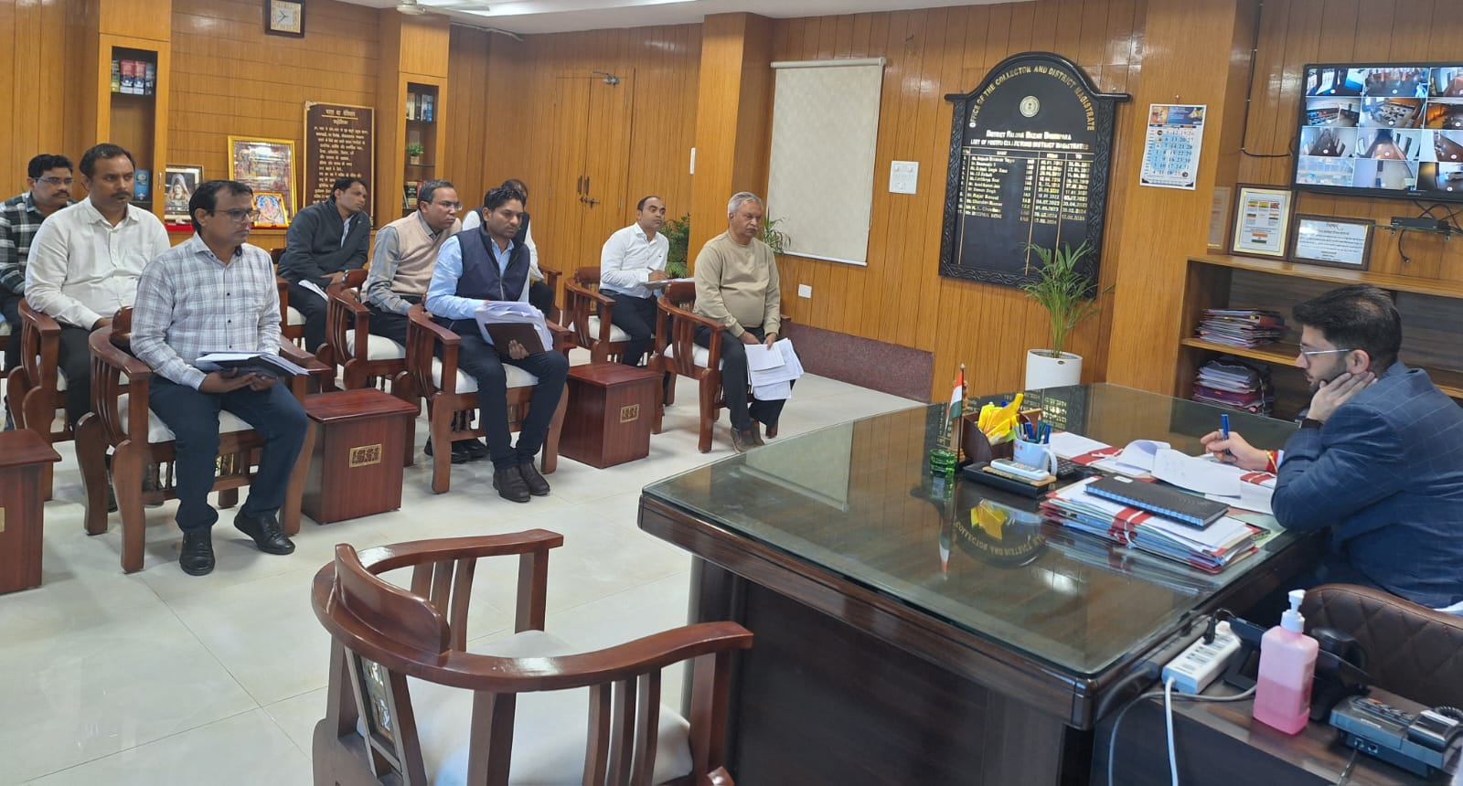 धान खरीदी पर कड़ाई से  निगरानी रखें, वास्तविक किसानों से ही धान खरीदी हो :  कलेक्टर दीपक सोनी 
