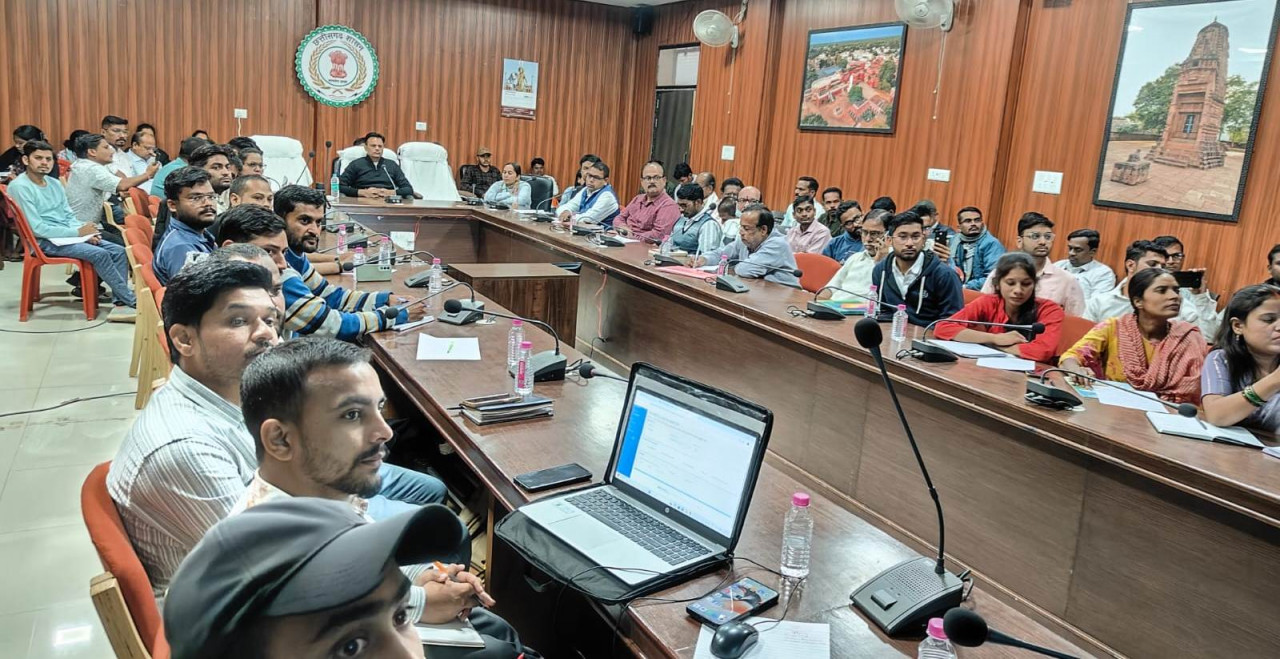 धान खरीदी बाधित करने वालों पर प्रशासन सख्त ,खैरागढ़ जिले में 4 समिति प्रबंधक निलंबित