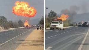  नेशनल हाईवे 53 पर बड़ा हादसा : गैस सिलेंडरों से भरी पिकअप में भीषण आग, धमाकों से मची अफरा-तफरी