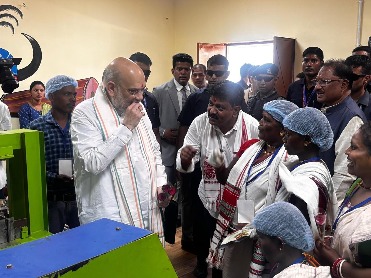 बस्तर दौरे पर अमित शाह ने चखी इमली, स्व सहायता समूह की महिलाओं की सराहना की