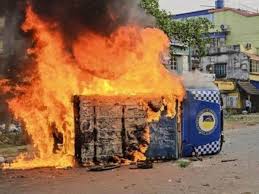 वक्फ कानून के खिलाफ प्रदर्शन के दौरान भड़की हिंसा,मुर्शिदाबाद छोड़ने को मजबूर हुए 400 से अधिक हिंदू