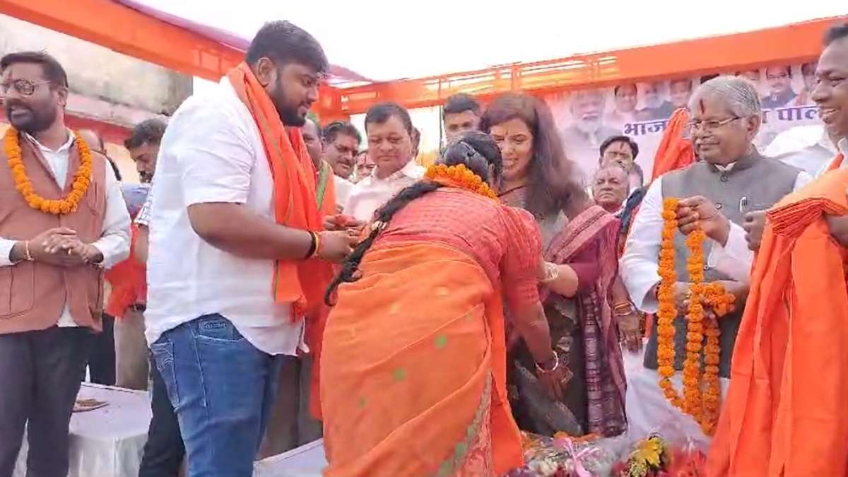 लोकसभा चुनाव से पहले कांग्रेस को लगा तगड़ा झटका, दिग्गज नेता समेत 1200 से अधिक कार्यकर्ताओं ने थामा BJP का दामन