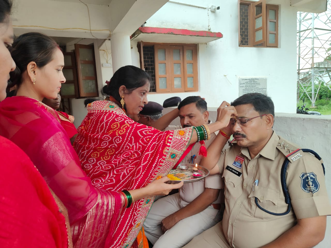 भाजपा महिला मोर्चा नगरी की बहनो ने नक्सल मोर्चे पर तैनात भाईयो के कलाई मे रक्षा सूत्र बांधकर लंबी उम्र की कामना की 