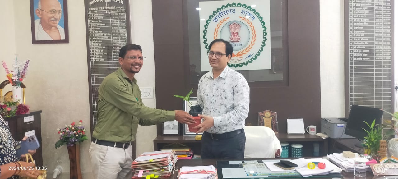 कलेक्टर संजय अग्रवाल के जन्मदिन पर भोज साहू पर्यावरण प्रेमी ने महुआ का पौधा व विभिन्न प्रजातियों का बीज उपहार स्वरूप देकर बधाई दिया