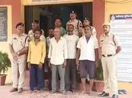 धमतरी में पुलिस ने सात आरोपियों को गौवंशों की अवैध तस्करी करते हुए रंगे हाथों पकड़ा