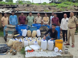 अवैध कच्ची महुआ शराब बनाने वाले आरोपी के ठिकाने पर थाना शिवनारायण पुलिस का प्रहार