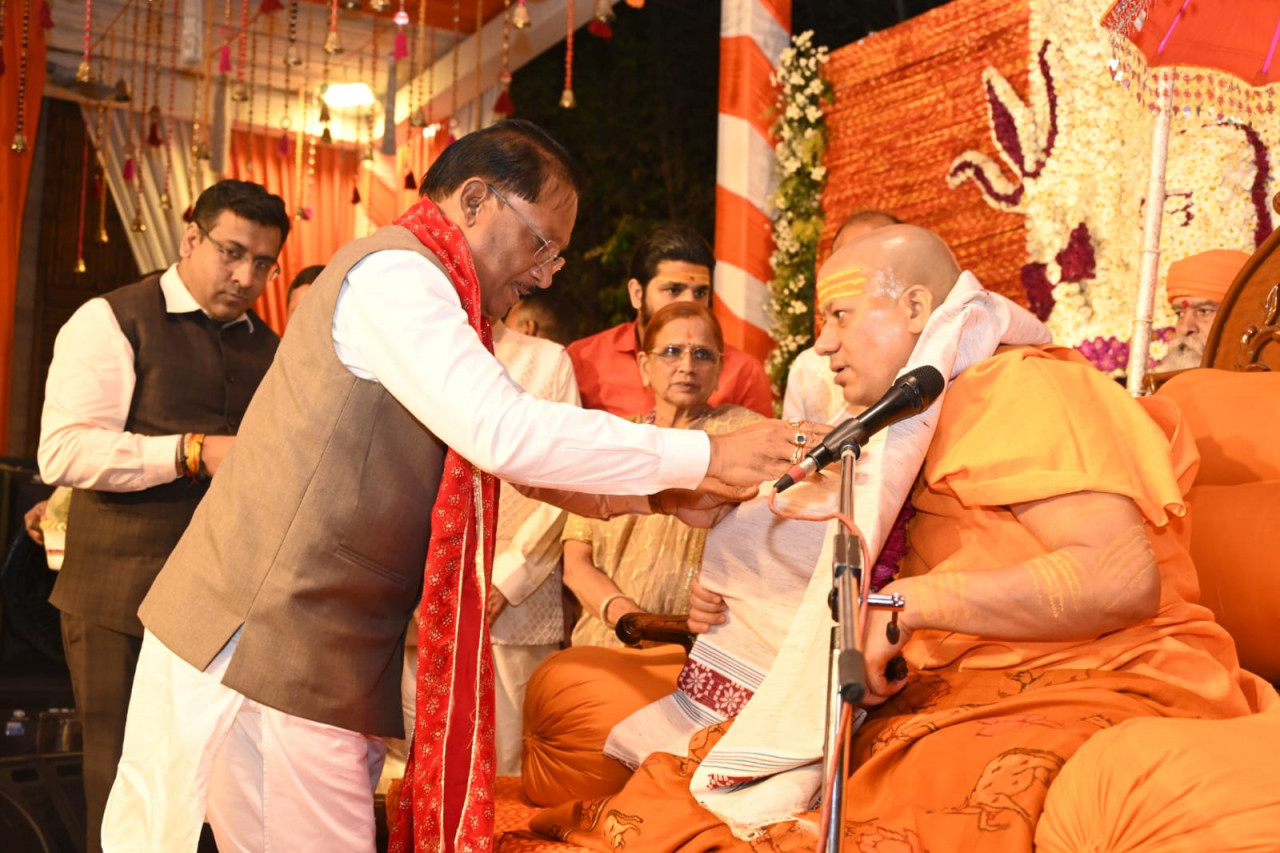 मुख्यमंत्री साय से निरंजन पीठाधीश्वर महामंडलेश्वर डॉ. स्वामी कैलाशनंद गिरी जी महाराज ने की सौजन्य भेंट