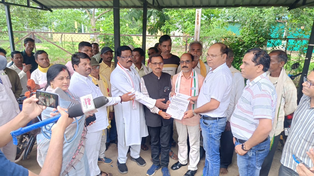 खुज्जी विधायक भोलाराम साहू किसानो के साथ पहुँचे बिजली ऑफिस सौपा ज्ञापन