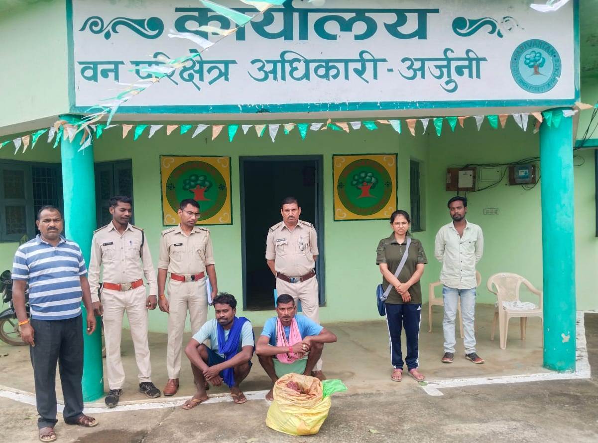  बलौदाबाजार वनमण्डल में अवैध शिकारियों पर कार्यवाही,चीतल मांस सहित दो आरोपी गिरफ्तार, एक फरार