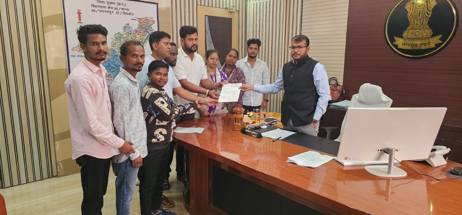 युवा कांग्रेस ने सौपा कलेक्टर को ज्ञापन खराब स्वास्थ्य व्यवस्थाओं को लेकर दिया विज्ञापन 